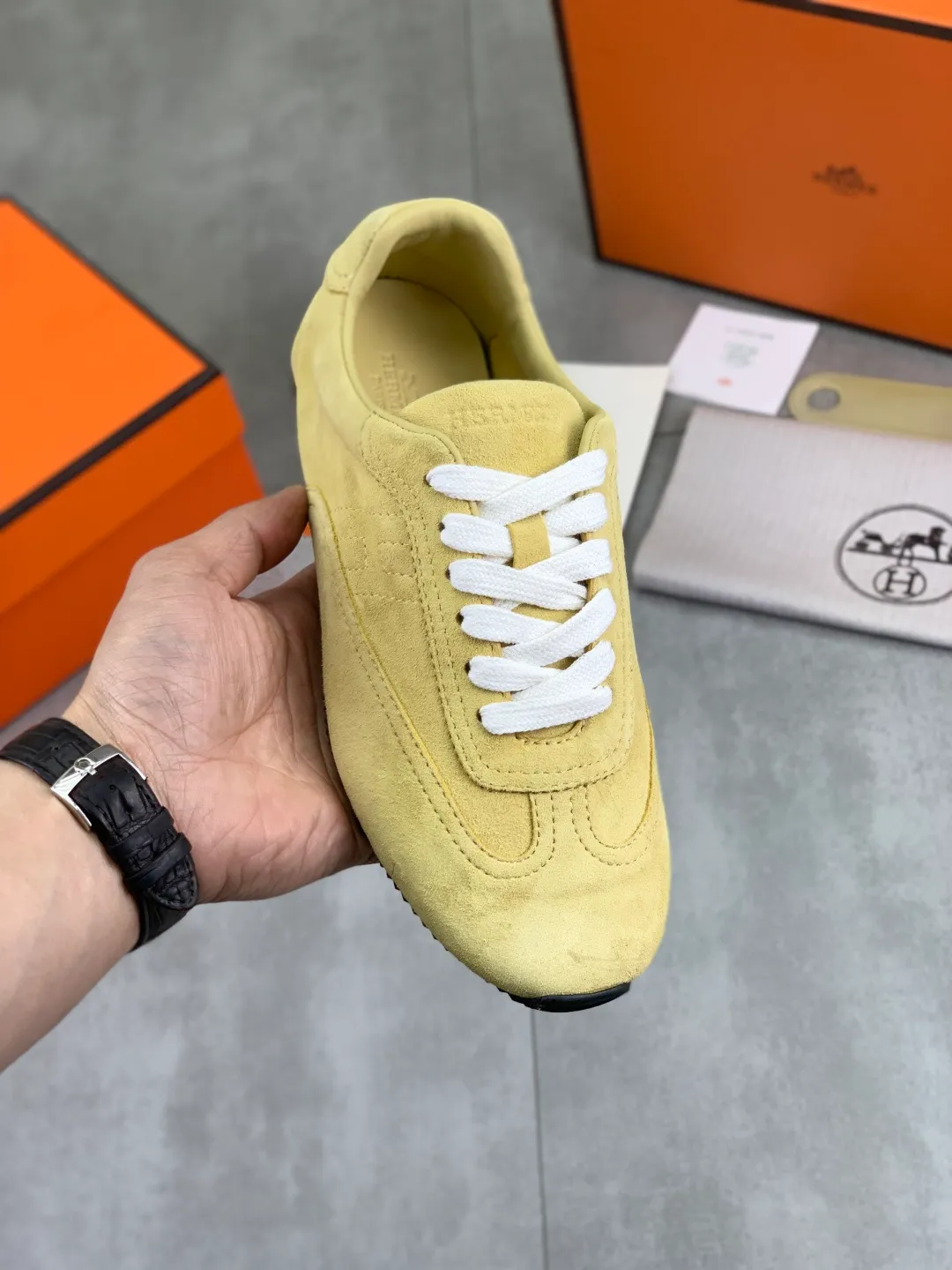 Men's Men's Shoes P600 New Top Version Original Order Hermes Men's Drift Sneaker Summer New Casual Sports Shoes Original Purchased, Developed and Made H Family Men's Classic Series Technological Breathable Fabrics and Cowhide Casual Sports Shoes Casual Sports Dad Shoes combine high-tech breathable materials and cowhide, with H Family exclusive button decoration on the side. The outsole is full of H italic design and bright colors to show vitality and continue the brand design inspiration. Stroll around the city lightly and feel free and comfortable. Delivered in exquisite packaging 🛍📦 ▪️Fabric: original customized breathable material + first-layer cowhide ▪️Inner: cowhide feet ▪️Outsole: molded and evacuated PU+TPU material ▪️Size: 35-45 Multiple colors available Premium packaging